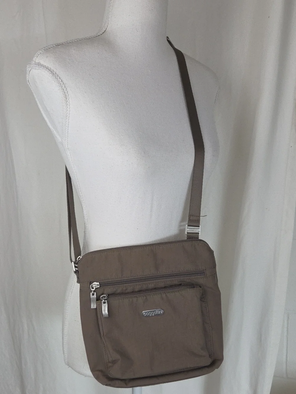 Baggallini Taupe Brown Small Crossbody Bag Zippers